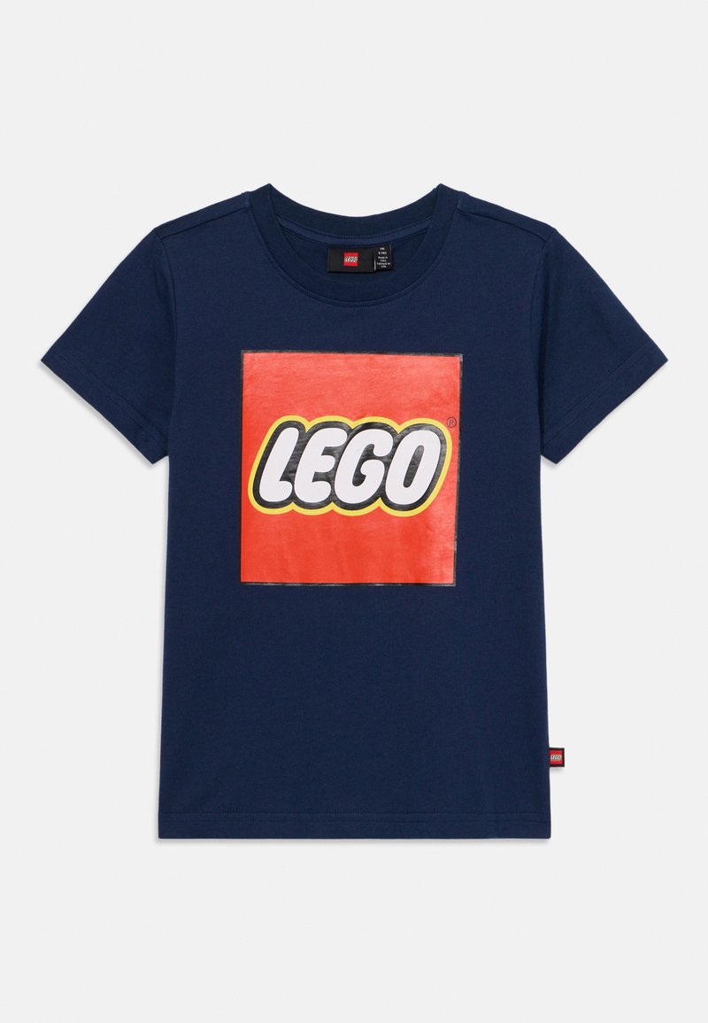 T-shirt en coton bleu marine arborant un grand graphique carré rouge avec le logo "LEGO" en blanc entouré d'un contour noir en gras au centre.