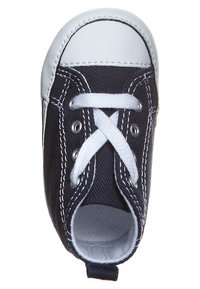 Modrá plátěná teniska s bílou gumovou špičkou a tkaničkami. Má bílé prošívání a průchodky na tkaničky. Zaoblený tvar, určený pro děti.