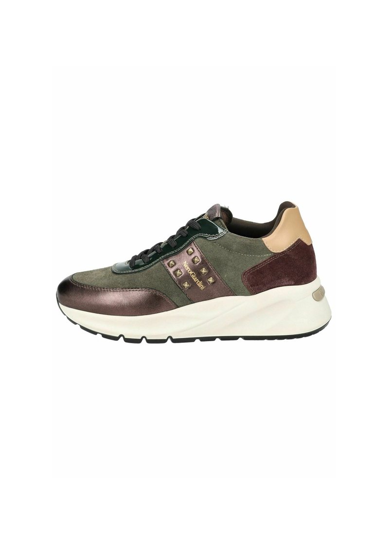Sneaker vert et bronze avec un dessus texturé, ornée de clous, fermeture à lacets noirs et une semelle blanche épaisse.