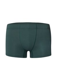 Boxer brevís de color verde oscuro, hechos de una tela suave. Presentan un diseño sin costuras con costuras contrastantes y una pequeña etiqueta de marca en la cintura.