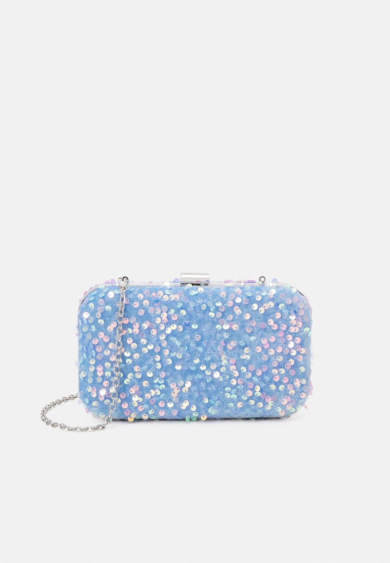Petit sac pochette rectangulaire bleu clair couvert de sequins irisés avec une chaîne argentée et une fermeture à clip.