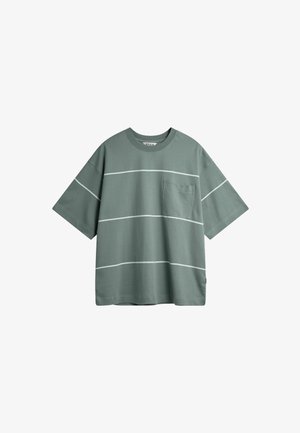 Losvallende groene T-shirt gemaakt van katoen. Voorzien van witte horizontale strepen en een klein borstzakje. Korte mouwen en ronde hals.