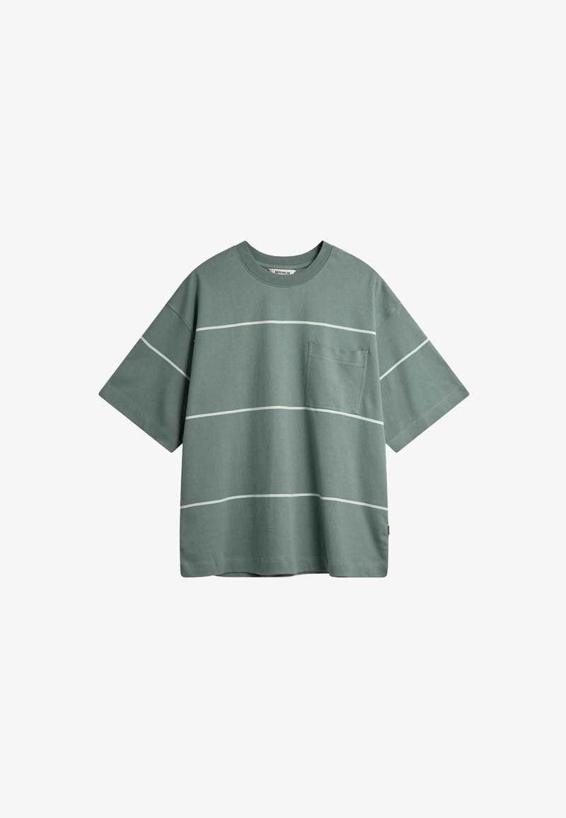 T-shirt vert coupe décontractée en coton. Présente des rayures horizontales blanches et une petite poche poitrine. Manches courtes et encolure ronde.