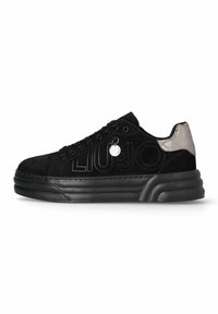 Schwarze Wildleder-Sneaker mit einer dicken schwarzen Sohle, metallisch silbernem Fersenelement und geprägtem "LIUJO"-Logo an der Seite. Runde Schnürsenkel.
