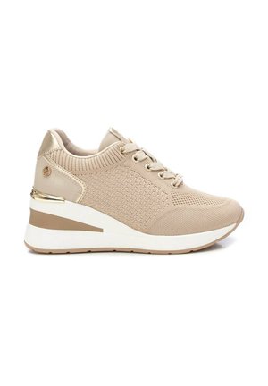 Sneaker beige a zeppa in maglia con lacci, suola intermedia bianca e dettaglio dorato sul tallone, mostrato di lato.