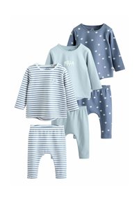 Trois ensembles de pyjamas pour bébé, comprenant des hauts à manches longues et des pantalons ; les motifs incluent des étoiles bleues, un bleu clair avec "Hello World" et des rayures bleu marine.