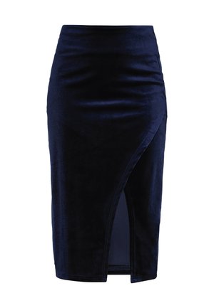 Fustă creion din catifea bleumarin cu o despicătură laterală și detaliu plisat. Textură netedă, design aderent, lungime până la genunchi, margini curate.