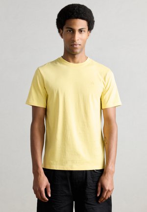 SEASONAL CORE CHEST LOGO REGULAR FIT - T-shirt basic - yellow