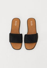 Sandales tressées noires avec une large bride et une semelle intérieure rembourrée beige, dotées d'une semelle plate et de bords arrondis pour plus de confort.