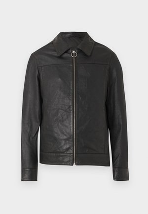 Μαύρο δερμάτινο μπουφάν με μακριά μανίκια, γιακά και εμπρόσθιο φερμουάρ με κυκλικό τράβηγμα, εμφανίζεται σε απλό ανοιχτό φόντο.