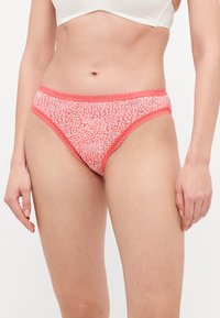 Koral- og hvit mønstrete undertøy med en blonderkant. Elastisk midje og glatt tekstur. Midjehøyde design, egnet for hverdagsbruk.