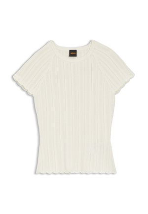 Top blanc à manches courtes en maille côtelée avec bords festonnés et col rond, avec une étiquette noire « BOSS » à l’intérieur du col.
