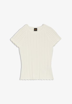 Top blanc à manches courtes en maille côtelée avec bords festonnés et col rond, avec une étiquette noire « BOSS » à l’intérieur du col.