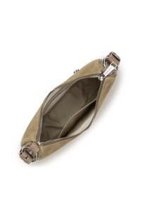 Borsa in suede di colore marrone chiaro con chiusura a zip. Caratterizzata da hardware in argento e una tasca interna, con una morbida foderatura beige.