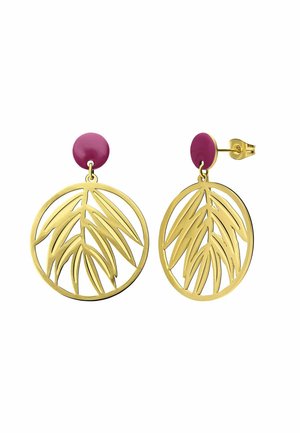 Oorringen met goudkleurige ronde hangers met uitgestanst bladdesign en rozekleurige ronde studs bevestigd aan gouden pennen met vlinderdoppen.