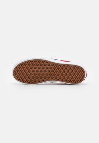 Vans CLASSIC SLIP-ON UNISEX - Sapatos sem atacadores - racing red/true white