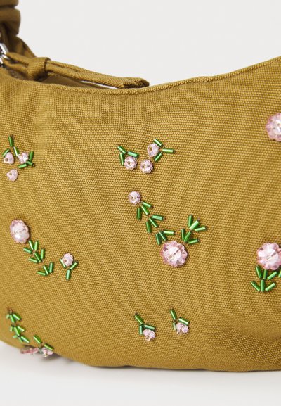 Oliivroheline kangast kott, millel on roosade ja roheliste helmeste lilleline tikand. Tekstureeritud pind; ümar kuju ja lukuga sulgemine.