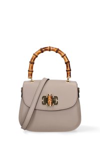 Borsa in pelle beige con manico in bambù, accessori in oro, chiusura magnetica e design a corpo piatto. Include una tracolla.