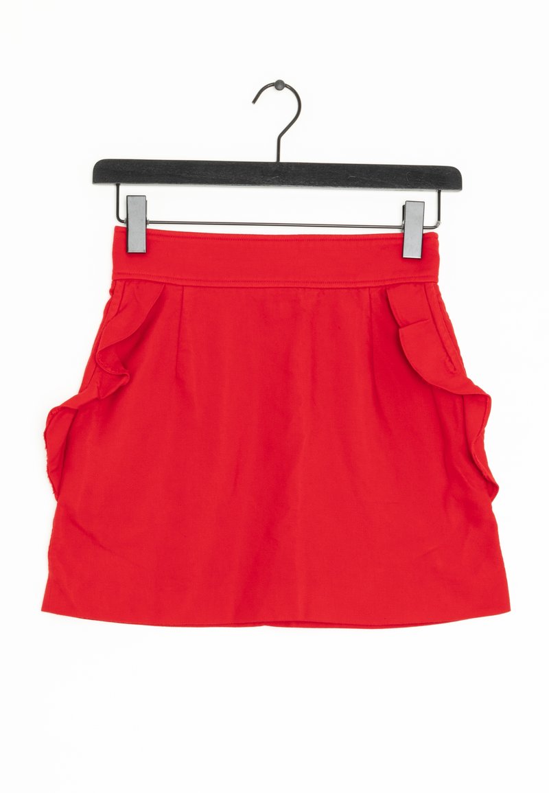 Rode mini rok met een gladde textuur, ruches aan de zijkanten en een afgewerkte zoom. Hangt aan een zwarte metalen hanger.