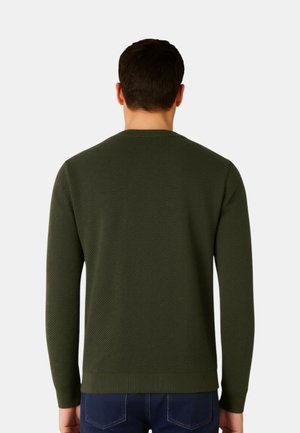 Maglione verde scuro realizzato in tessuto lavorato a maglia strutturata, con scollo rotondo e polsini e orlo a coste, visto da dietro.