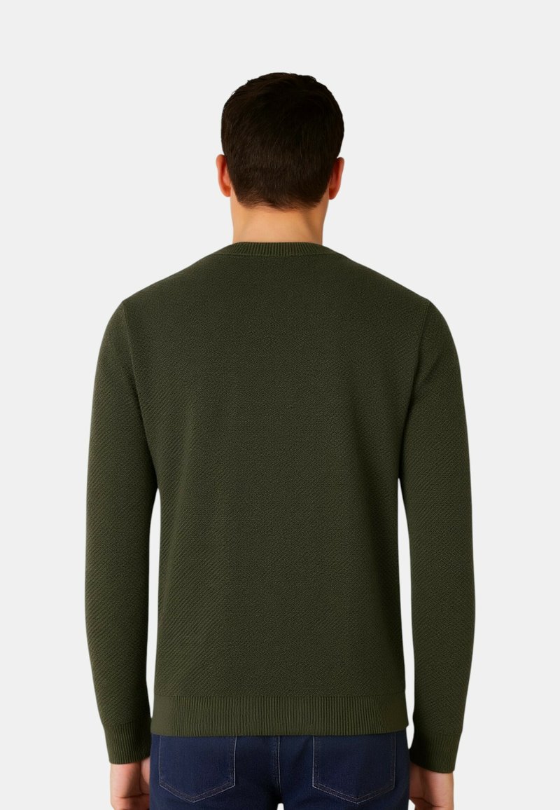 Maglione verde scuro realizzato in tessuto lavorato a maglia strutturata, con scollo rotondo e polsini e orlo a coste, visto da dietro.