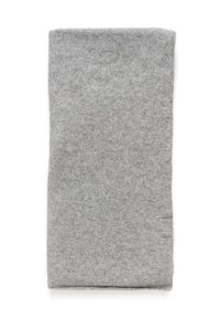 Manta de lana gris, forma rectangular, textura suave, grosor uniforme, bordes acabados. Sin patrones ni elementos metálicos visibles.