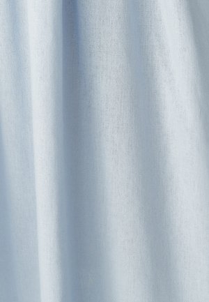 Vaaleansininen kangas, jossa on pehmeä ja sileä rakenne, hienolla kudonnalla. Materiaali näyttää kevyeltä ja hieman läpinäkyvältä.