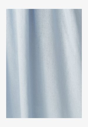 Vaaleansininen kangas, jossa on pehmeä ja sileä rakenne, hienolla kudonnalla. Materiaali näyttää kevyeltä ja hieman läpinäkyvältä.