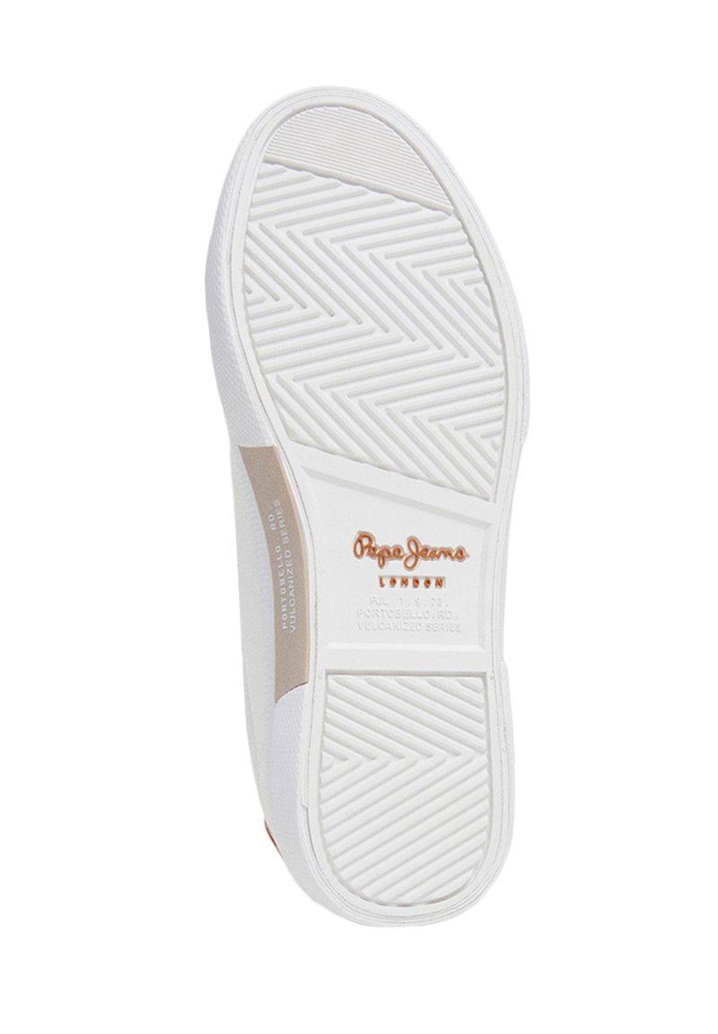 Biała wulkanizowana podeszwa z wzorem rybiego ości, z beżowym akcentem na boku i pomarańczowym napisem logo "Pepe Jeans London."