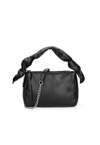 Zwarte neplederen handtas met een geknoopte handgreep, ritssluiting en kettingdetail. Gladde textuur, rechthoekige vorm.