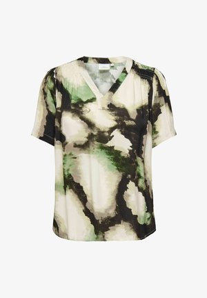 Blúzka s krátkym rukávom a výstrihom do V s abstraktným akvarelovým vzorom v zelenej, čiernej a béžovej farbe a nariasenými detailmi na ramenách.