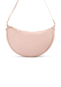 Borsa a spalla rosa imbottita a forma di mezzaluna, con una texture di tessuto liscia e un logo impresso sul fronte. Inclusa una tracolla regolabile.