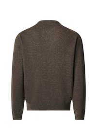 Maglione marrone a maglia con scollo rotondo, spalle basse e orlo a coste. La texture è liscia e leggermente pelosa.