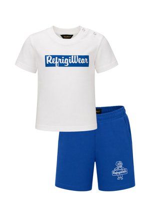 Camicia bianca a maniche corte con logo blu "RefrigiWear" e pantaloncini blu abbinati con vita elastica e stampa con cane che tiene il logo.
