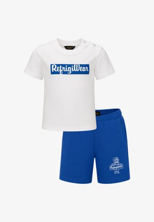 Camicia bianca a maniche corte con logo blu "RefrigiWear" e pantaloncini blu abbinati con vita elastica e stampa con cane che tiene il logo.