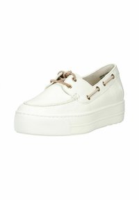 Zapato tipo mocasín con plataforma de cuero blanco con cordones beige y ojales metálicos, que cuenta con una suela gruesa de goma y costuras al estilo mocasín.