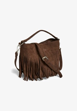 Bolso de ante marrón con detalles de flecos, asa superior y correa de hombro ajustable. Textura suave y diseño minimalista.