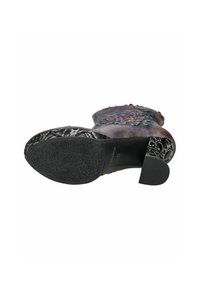 Botín de cuero multicolor con una suela texturizada y con patrón floral, forma curvada y un pequeño tacón decorativo.