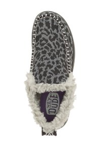 Scarpa slip-on grigia con un design a stampa leopardo, rivestimento grigio peloso, cuciture a contrasto e suola imbottita con marchio.