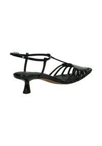 Sandalo da donna in vernice nera con tacco kitten, punta appuntita, lati a gabbia e cinturino alla caviglia con fibbia, su sfondo bianco.