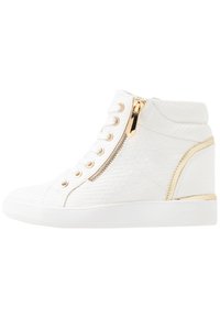 Vit hög-topp sneakers med texturerat mönster, guldfärgad dragkedja och detaljer, snörning framtill och tjock gummisula.