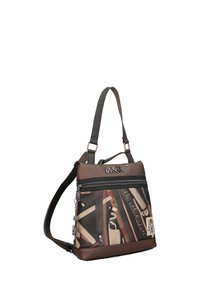Bolso cruzado sintético marrón con un patrón geométrico, compartimentos con cremallera, correa ajustable y acentos de hardware decorativos.