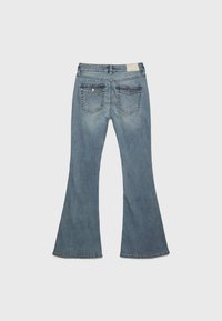 Flarede blå denim jeans med medium vask, der har høj talje, to baglommer og en glat tekstur.