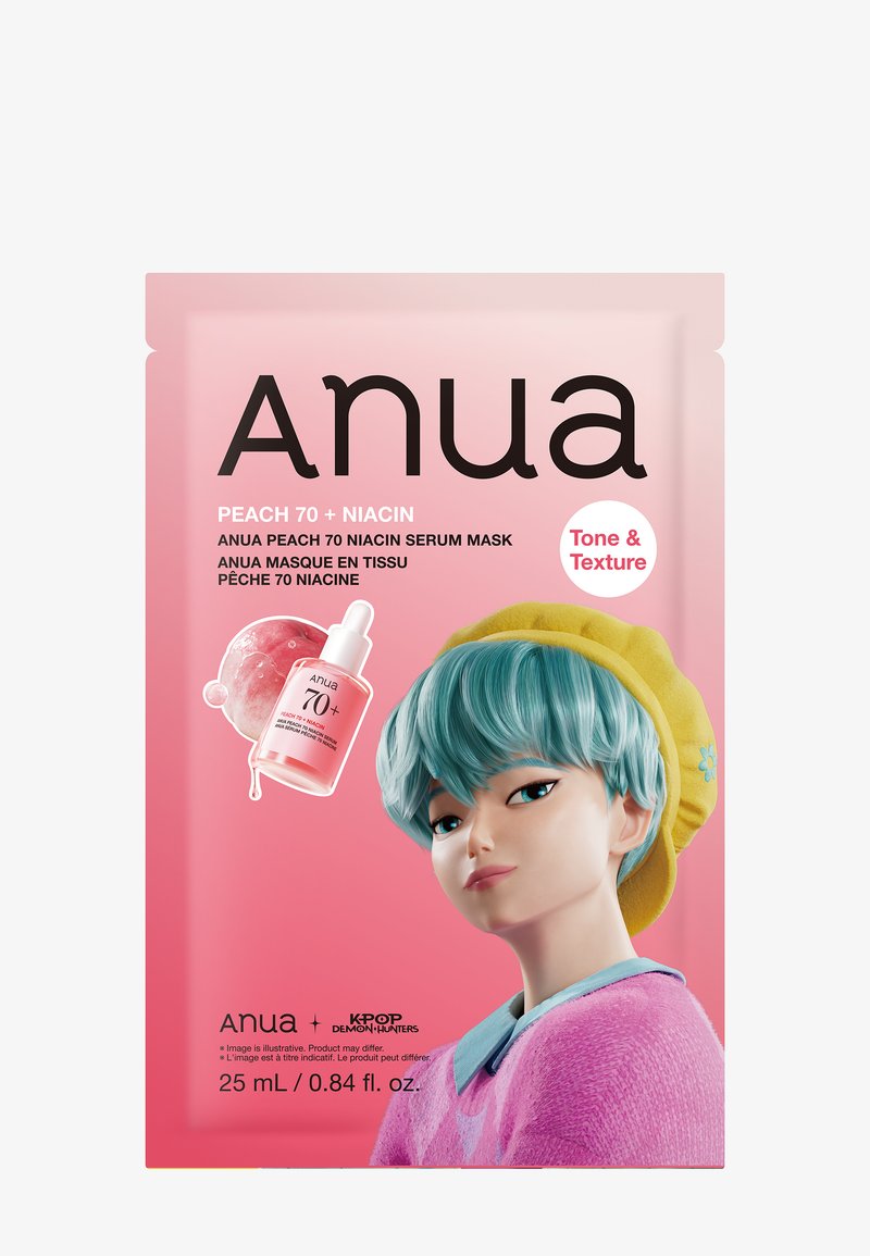 Verpakking van Anua Peach 70 Niacin serum masker met gestileerde persoon met petrolkleurig haar, gele hoed en roze trui tegen een roze achtergrond.