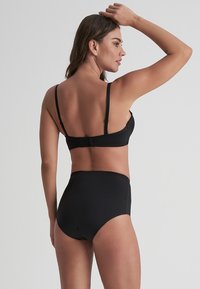 Svart bikini set bestående av en elegant bralette med justerbara band och en högmidjad underdel. Slät textur och minimalistisk design.