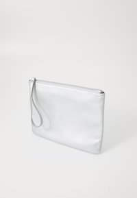 Ασημένια τσάντα χεριού φτιαγμένη από λείο ύφασμα, με κλείσιμο φερμουάρ και λουράκι για εύκολη μεταφορά.