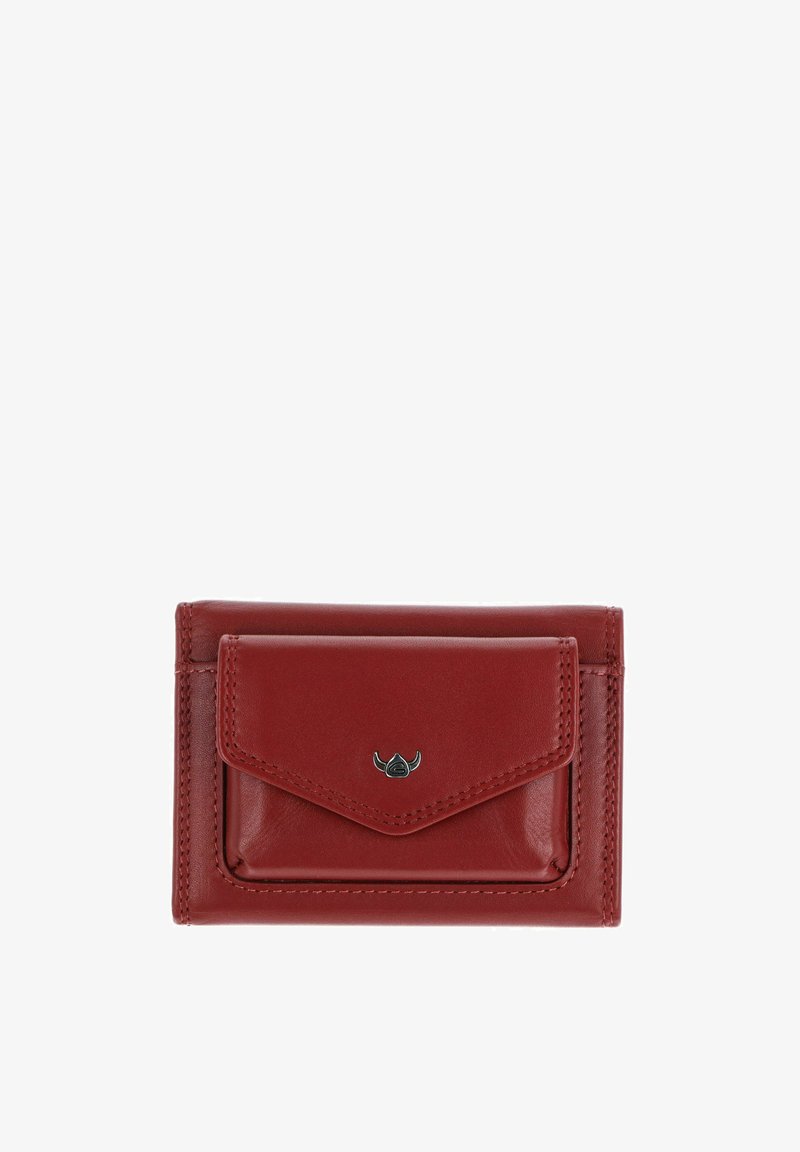 Portefeuille compact en cuir rouge avec poche à rabat avant et petit emblème logo en métal noir centré sur le rabat de la poche.