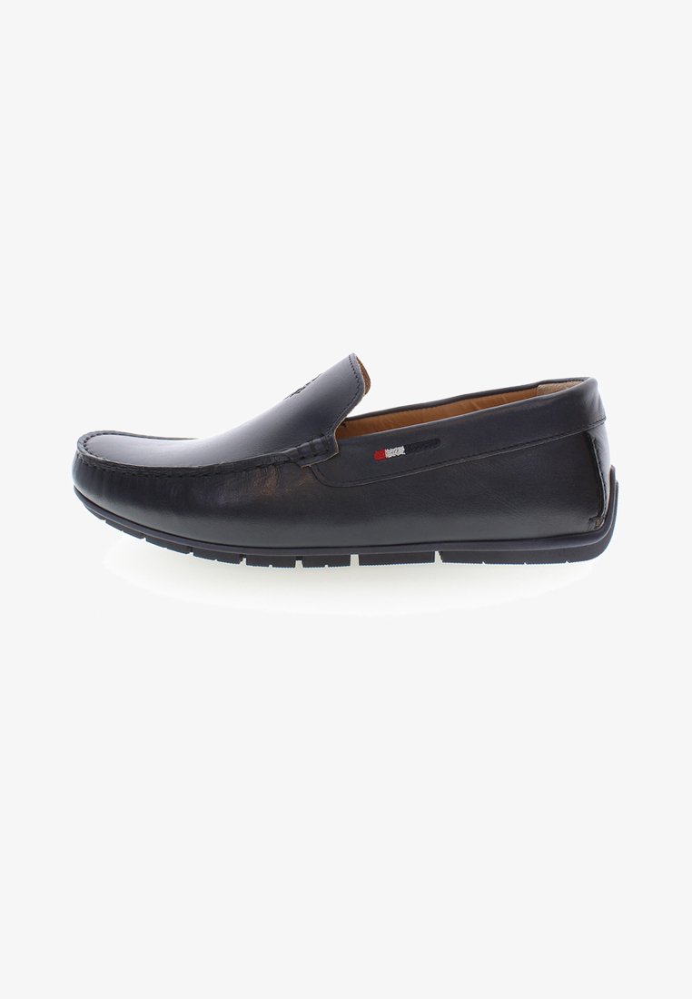 Scarpa slip-on in pelle nera con punta arrotondata, cuciture dettagliate e finitura testurizzata. Presenta una suola in gomma bianca a contrasto.