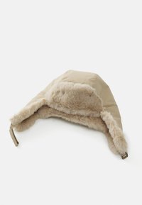Cappello beige con un morbido rivestimento e rifiniture in pelliccia sintetica. Il materiale esterno è liscio e resistente all'acqua, con un design curvato e una cintura regolabile.