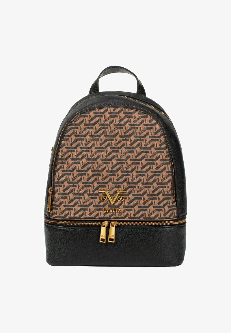 Bruine rugzak met patroon en een zwarte leren basis, gouden ritsaccenten, ronde vorm en logodetail op de voorkant. Ideaal voor casual gebruik.